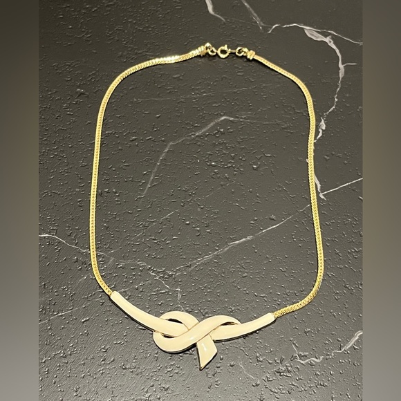 💛 VINTAGE CREAM & GOLD-TONE KNOT NECKLACE – 80s Style - Picture 4 of 9